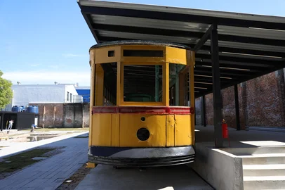 Porto Alegre, RS, Brasil — Fachada e espaços internos do novo Museu de Arte Contemporânea do RS (MACRS), localizado no 4º Distrito. O espaço, dirigido por Adriana Boff, abriga obras como a instalação do artista Nuno Ramos e integra elementos históricos, como bondes preservados no pátio.<!-- NICAID(16100545) -->