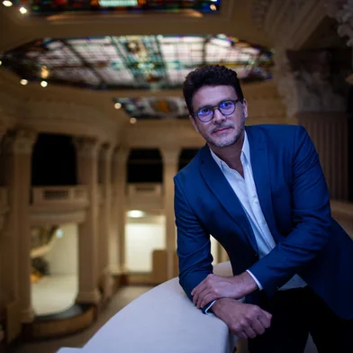 PORTO ALEGE, RS, BRASIL - 2023.08.01 - Retrato de Ivan Lourenço, coordenador do Farol Santander Porto Alegre. Há pouco mais de um ano no cargo, Ivan é um dos responsáveis por levar novidades ao Farol Santander, não apenas exposições visuais, mas também musicais, peças e shows. (Foto: André Ávila/ Agência RBS)Indexador: Andre Avila<!-- NICAID(15498049) -->