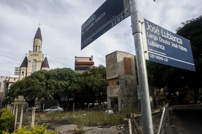 PORTO ALEGRE, RS, BRASIL- 2025.02.06 - A empresa Alegrow assumiu o espaço que era posto de combustível, ao lado da Redenção, para construir no local uma loja de conveniências e espaços para atividades de cultura e lazer. Em novembro, noticiamos que a expectativa era inaugurar o espaço em fevereiro, mas segue tudo parado e abandonado no local. Pessoas em situação de rua aproveitam e utilizam o local para dormir e estender roupas na grades que isolam o terreno. (Foto: André Ávila/ Agência RBS)Indexador: Andre Avila<!-- NICAID(15970905) -->