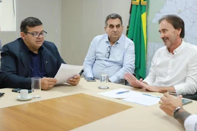 Prefeito de Sapucaia Volmir Rodrigues se reuniu com o secretário de Logística e Transportes do Estado Juvir Costella<!-- NICAID(16146350) -->