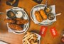 De torresmo a croquete, novo bar do bairro Rio Branco traz boas opções para beber e aperitivar na calçada