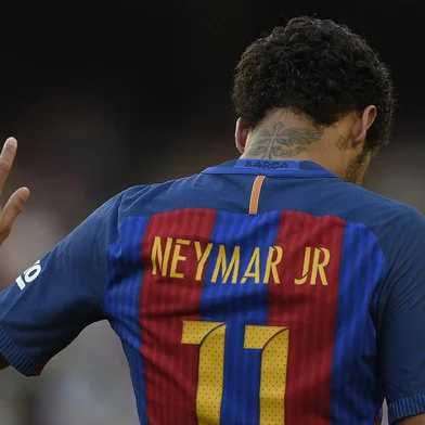 (FILES) This file photo taken on May 06, 2017 shows Barcelona's Brazilian forward Neymar gesturing during the Spanish league football match FC Barcelona vs Villarreal CF at the Camp Nou stadium in Barcelona.Neymar will leave prematurely the Catalan club the player announced on arrival to a training session at the Sports Center FC Barcelona Joan Gamper in Sant Joan Despi, near Barcelona on August 2, 2017 following a rumour that he is considering a move to French club PSG. / AFP PHOTO / LLUIS GENEEditoria: SPOLocal: BarcelonaIndexador: LLUIS GENESecao: soccerFonte: AFPFotógrafo: STF<!-- NICAID(13065865) -->