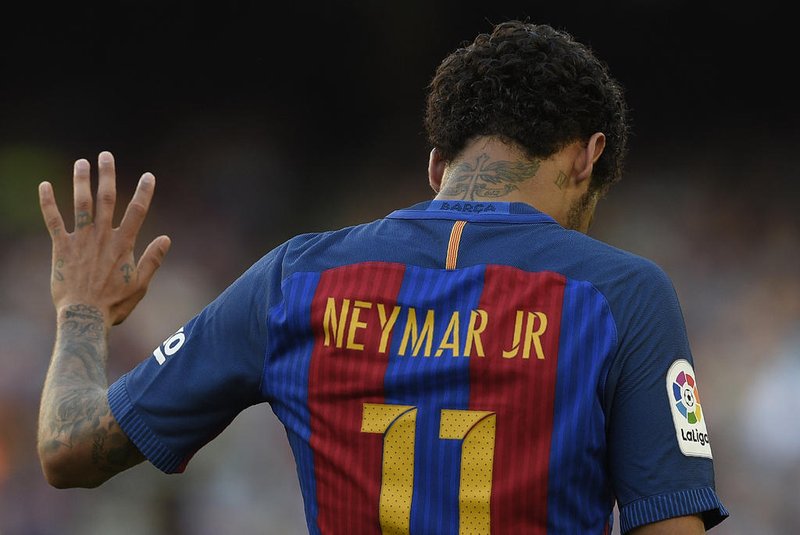 (FILES) This file photo taken on May 06, 2017 shows Barcelona's Brazilian forward Neymar gesturing during the Spanish league football match FC Barcelona vs Villarreal CF at the Camp Nou stadium in Barcelona.Neymar will leave prematurely the Catalan club the player announced on arrival to a training session at the Sports Center FC Barcelona Joan Gamper in Sant Joan Despi, near Barcelona on August 2, 2017 following a rumour that he is considering a move to French club PSG. / AFP PHOTO / LLUIS GENEEditoria: SPOLocal: BarcelonaIndexador: LLUIS GENESecao: soccerFonte: AFPFotógrafo: STF<!-- NICAID(13065865) -->