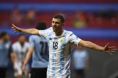 Argentina's Guido Rodriguez celebrates after scoring against Uruguay during their Conmebol Copa America 2021 football tournament group phase match at the Mane Garrincha Stadium in Brasilia, on June 18, 2021. (Photo by EVARISTO SA / AFP)Editoria: SPOLocal: BrasíliaIndexador: EVARISTO SASecao: soccerFonte: AFPFotógrafo: STF<!-- NICAID(16206953) -->