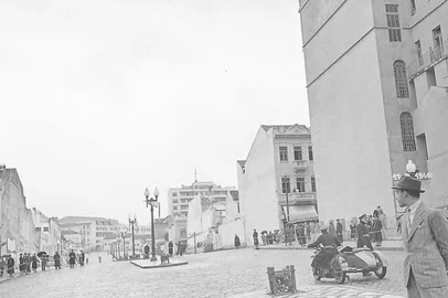 Inauguração da Avenida 10 de Novembro, renomeada Avenida Salgado Filho, em Porto Alegre, em 1940.<!-- NICAID(16356168) -->