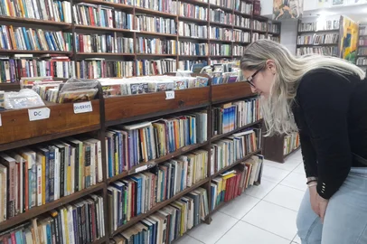 Matéria sobre acesso a livros e feiras do livro em Porto Alegre.A taróloga Sabrina Amaral, 36 anos, procura atentamente um livro de sua área nas prateleiras de um sebo no Centro Histórico de Porto Alegre.<!-- NICAID(16093960) -->