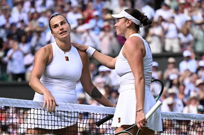 Winner US player Amanda Anisimova (R) congratulates to Belarus's Aryna Sabalenka (L) at the end of their women's singles semi-final tennis match on the eleventh day of the 2025 Wimbledon Championships at The All England Lawn Tennis and Croquet Club in Wimbledon, southwest London, on July 10, 2025. (Photo by Kirill KUDRYAVTSEV / AFP) / RESTRICTED TO EDITORIAL USE<!-- NICAID(16077492) -->