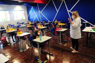 CAXIAS DO SUL, RS, BRASIL, 28/04/2021. Alguns colégiois da rede particular retornaram às aulas nesta quarta-feira. No Colétio La Salle Caxias, a escola está adaptada para atender 100% dos alunos. Na foto, alunos do primeiro ano do ensino fundamental. (Porthus Junior/Agência RBS)<!-- NICAID(14769037) -->