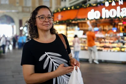 Bruno Todeschini / Agencia RBS PORTO ALEGRE, RS, BRASIL, 12-12-2025: Porto-alegrenses tentam driblar alto preço de produtos da ceia de Natal. A reportagem foi até o Mercado Público para conversar com as pessoas sobre o reflexo do aumento de itens típicos da ceia. Na foto, Andrea da Costa Barcellos, 46 anos. Foto: Bruno Todeschini/Agência RBS<!-- NICAID(16185787) -->