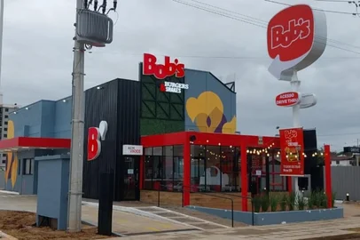 Nova unidade do Bob's em Santa Rosa. Famosa rede de fast-food, o Bob's pretende abrir cinco lojas no Rio Grande do Sul neste ano, além de dois quiosques de sorvetes e milk-shakes. <!-- NICAID(16298300) -->