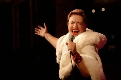 Nós Todo Mundo Produções, iniciativa caxiense da cantora Fran Duarte e da comunicadora Flavia Andreia Vidor, que durante a pandemia promoveu mais de 30 shows online, está de volta neste mês de Setembro com a 2ª Edição do Sarau da Primavera. O evento cultural ocorrerá no dia 08 de Outubro, das 14h30 às 17h30, no espaço da Tem Gente Teatrando.O Sarau contará com os alunos de Técnica Vocal, Canto Expressão, de Fran Duarte, que apresentarão suas experiências através da música. Ainda na programação desta edição, pocket show da cantora caxiense, Vivência do Círculo de Energia com a Prakriti Escola de Yoga, dança, espaço da mística, área de alimentação com La Pasta Nonna Rosalia e espaço de artesanato com Inspira e Apotecária da Terra, além de sorteios de brindes e muito mais.Quando: 08 de OutubroHora: 14h30min às 17h30minLocal: Tem Gente Teatrando  (Rua Regente Feijó, 37 - Bairro Rio Branco)Em casa de chuva o evento ocorrerá no espaço coberto da Tem Gente TeatrandoFOTO: Cantora caxiense Fran Duarte<!-- NICAID(15560205) -->