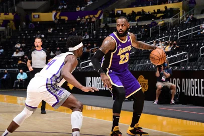 LeBron James, Lakers x Kings
