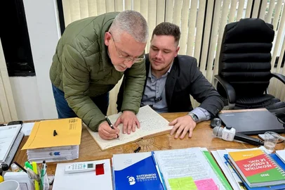 O presidente da Câmara de Vereadores de Veranópolis, Rodrigo Costa (PSD), assumiu como prefeito em exercício do município na sexta-feira.O cargo foi repassado em ato no gabinete da prefeitura. A transferência ocorreu devido a ausência, por compromissos pessoais, do prefeito, Cristiano Dal Pai (PP), e do vice, João Guilherme Mazetto (PSD).Costinha, como é conhecido, permanece à frente do Executivo até o dia 30. Ele é o primeiro prefeito com deficiência e também o mais jovem da história do município, aos 28 anos. Na Câmara, tem atuado em pautas relacionadas à acessibilidade.<!-- NICAID(16088252) -->