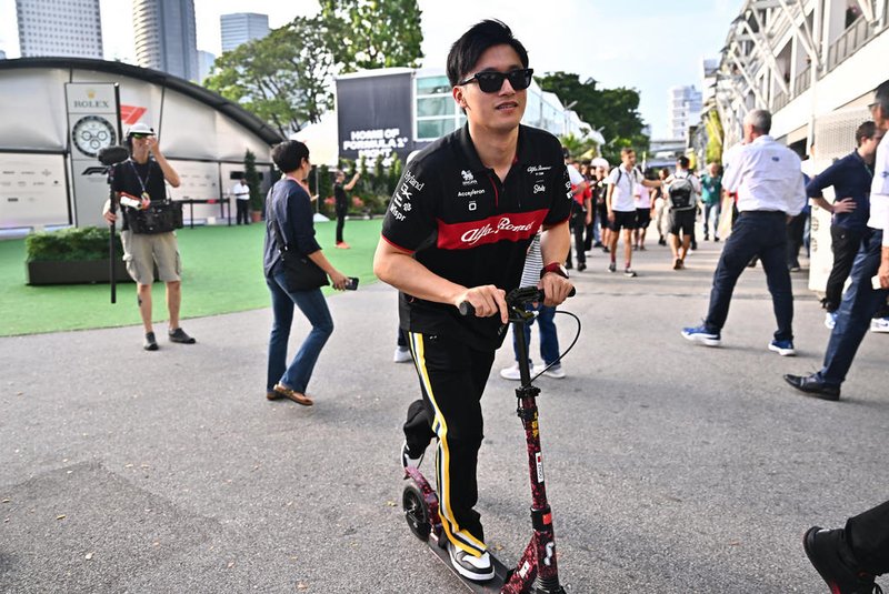 Alfa Romeo's Chinese driver Zhou Guanyu arrives on a scooter before the Singapore Formula One Grand Prix night race at the Marina Bay Street Circuit in Singapore on September 17, 2023. (Photo by Lillian SUWANRUMPHA / AFP)Editoria: SPOLocal: SingaporeIndexador: LILLIAN SUWANRUMPHASecao: motor racingFonte: AFPFotógrafo: STF<!-- NICAID(15546835) -->