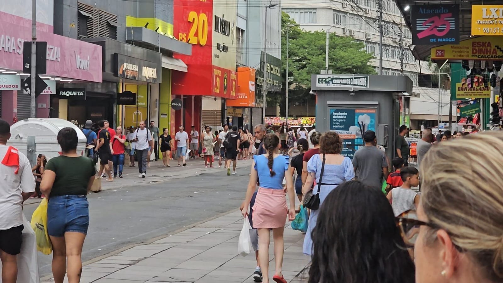 Compras de Natal intensificam fluxo de consumidores na Volunt&aacute;rios da P&aacute;tria, em Porto Alegre: "Aqui a gente encontra tudo"