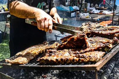 A 5ª edição do BAH BBQ - Vinhos e Assados ocorrerá no dia 15 de março, das 11h às 20h30min, na Vinícola Aurora, em Pinto Bandeira.<!-- NICAID(15989109) -->