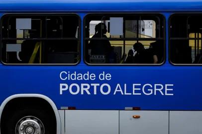 PORTO ALEGRE, RS, BRASIL, 09-11-2021: Circulacao de onibus e passageiros no Terminal Parobe, na regiao central. A EPTC abriu consulta aos usuarios sobre a qualidade do transporte publico de Porto Alegre. (Foto: Mateus Bruxel / Agencia RBS)Indexador: Mateus Bruxel<!-- NICAID(14936236) -->