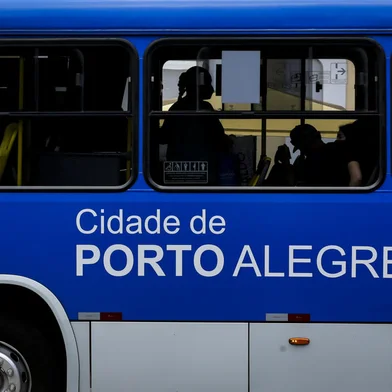 PORTO ALEGRE, RS, BRASIL, 09-11-2021: Circulacao de onibus e passageiros no Terminal Parobe, na regiao central. A EPTC abriu consulta aos usuarios sobre a qualidade do transporte publico de Porto Alegre. (Foto: Mateus Bruxel / Agencia RBS)Indexador: Mateus Bruxel<!-- NICAID(14936236) -->