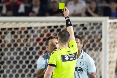 SP - BRASILEIRO A 2025, BRAGANTINO X GRÊMIO - ESPORTES - SP - BRAGANÇA PAULISTA - 04/10/2025 - BRASILEIRO A 2025, BRAGANTINO X GRÊMIO - MARLON  jogador do Grêmio recebe cartão amarelo do árbitro durante partida contra o Bragantino no estádio Cícero De Souza Marques pelo campeonato Brasileiro A 2025. 04/10/2025 - Foto: JOISEL AMARAL/AGIF - AGÊNCIA DE FOTOGRAFIA/AGIF - AGÊNCIA DE FOTOGRAFIA/ESTADÃO CONTEÚDO<!-- NICAID(16139506) -->