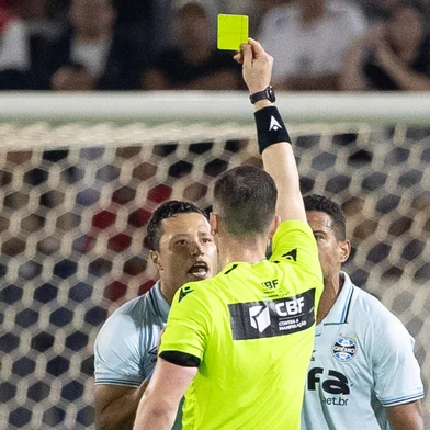 SP - BRASILEIRO A 2025, BRAGANTINO X GRÊMIO - ESPORTES - SP - BRAGANÇA PAULISTA - 04/10/2025 - BRASILEIRO A 2025, BRAGANTINO X GRÊMIO - MARLON  jogador do Grêmio recebe cartão amarelo do árbitro durante partida contra o Bragantino no estádio Cícero De Souza Marques pelo campeonato Brasileiro A 2025. 04/10/2025 - Foto: JOISEL AMARAL/AGIF - AGÊNCIA DE FOTOGRAFIA/AGIF - AGÊNCIA DE FOTOGRAFIA/ESTADÃO CONTEÚDO<!-- NICAID(16139506) -->