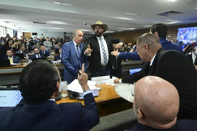 Comissão Parlamentar Mista de Inquérito do INSS - 2025 (CPMI - INSS) realiza oitiva de empresário apontado como um dos principais operadores do esquema de desvio de recursos do INSS que deveriam ser pagos a aposentados e pensionistas.O objetivo da comissão é investigar fraudes no Instituto Nacional do Seguro Social (INSS), envolvendo descontos irregulares em benefícios de aposentados e pensionistas. A CMPI é formada por senadores e deputados, num total de 32 titulares e igual número de suplentes.Em destaque, frente à mesa, deputado Zé Trovão (PL-SC).Mesa:coordenador de Comissões Especiais, Temporárias e Parlamentares de Inquérito (Coceti), Leandro Augusto de Araújo Cunha Bueno;vice-presidente da CPMI - INSS, deputado Duarte Jr. (PSB-MA);empresário Antônio Carlos Camilo Antunes (depoente);advogado do depoente, Cleber Lopes;advogado do depoente, Murilo de Oliveira.Foto: Geraldo Magela/Agência SenadoIndexador: Geraldo MagelaFonte: Agência SenadoFotógrafo: g<!-- NICAID(16132555) -->