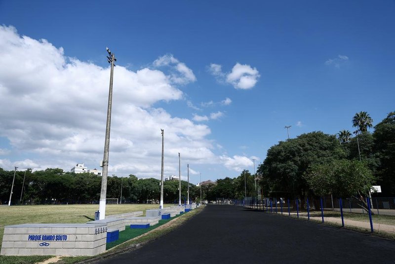 Porto Alegre, RS, Brasil - Revitalização da Pista de Atletismo Ramiro Souto, junto ao Parque da Redenção. FOTO: JEFFERSON BOTEGA, AGÊNCIA RBS<!-- NICAID(15718385) -->