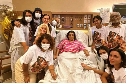 Preta Gil acompanhada do pai, Gilberto Gil, da irmã, Bela Gil, e de outros familiares no hospital.