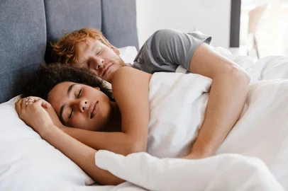 Casal dormindo. Foto: Drobot Dean / stock.adobe.comFonte: 536081497<!-- NICAID(15258466) -->