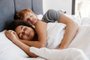 Casal dormindo. Foto: Drobot Dean / stock.adobe.comFonte: 536081497<!-- NICAID(15258466) -->