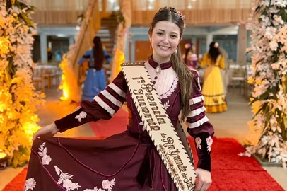 A 27ª Região Tradicionalista, que contempla a cidade de Gramado, teve uma importante conquista no último final de semana. A gramadense, Gabriela Thoen Krause, de 16 anos, ganhou o título de 1ª Prenda Juvenil do Rio Grande do Sul, na 54ª Ciranda Cultural de Prendas do Estado. O concurso foi realizado em Osório e contou com  com representantes das 30 regiões tradicionalistas do RS. <!-- NICAID(16040688) -->