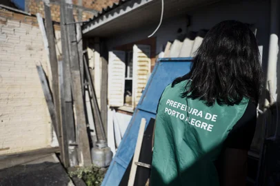 PORTO ALEGRE, RS, BRASIL - 2025.05.13 - Fotos para matéria de atualização do  da Reconstrução. Reportagem confere a situação das famílias que aguardam o Minha Casa, Minha Vida e o Compra Assistida após a enchente. Liane Patricia Pires Rodrigues morava numa casa nos fundos do terreno da irmã e perdeu tudo na enchente. Funcionários do Demhab fazem vistoria pra Liane poder entrar com pedido de compra de uma nova casa. (Foto: André Ávila/ Agência RBS)Indexador: Andre Avila<!-- NICAID(16035962) -->
