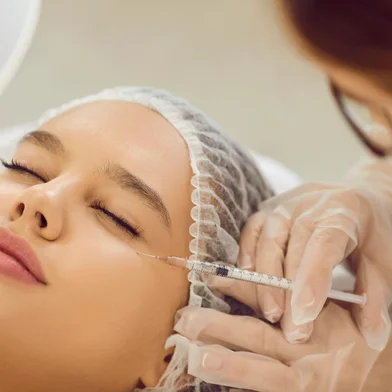 Young woman getting professional aesthetic treatment and receiving botox injectionTratamento estético, injeção, face, rosto. Foto: Studio Romantic / stock.adobe.comFonte: 480358165<!-- NICAID(15118320) -->