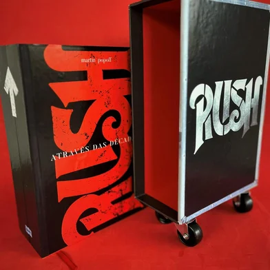 Biografia definitiva com mais de 1200 páginas abrange a carreira do RushEm agosto de 1968, na cidade de Toronto, nascia um dos maiores nomes do rock, o Rush. Para celebrar o aniversário de 55 anos da formação da banda, a editora Belas Letras lança em formato de pré-venda no próximo dia 8 de agosto, terça-feira, a biografia definitiva do Rush. <!-- NICAID(15499981) -->