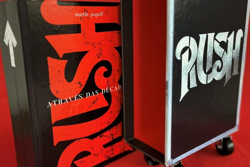 Biografia definitiva com mais de 1200 páginas abrange a carreira do RushEm agosto de 1968, na cidade de Toronto, nascia um dos maiores nomes do rock, o Rush. Para celebrar o aniversário de 55 anos da formação da banda, a editora Belas Letras lança em formato de pré-venda no próximo dia 8 de agosto, terça-feira, a biografia definitiva do Rush. <!-- NICAID(15499981) -->