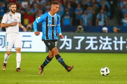 RS - FUTEBOL/GREMIO X REAL MADRID - ESPORTES - Lance da partida entre Gremio e Real Madrid, disputada na noite deste sÃ¡bado no estadio Zayed Sports City, em Abu Dhabi, valida pela grande Final do Mundial de Clubes FIFA 2017. FOTO: LUCAS UEBEL/GREMIO FBPA<!-- NICAID(13328864) -->
