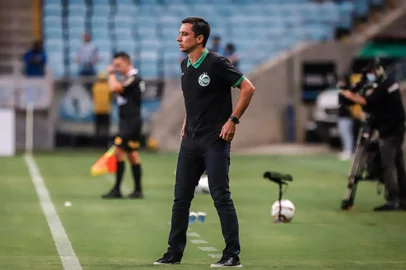 Eduardo Barros foi técnico interino diante do Grêmio na Arena<!-- NICAID(15015622) -->