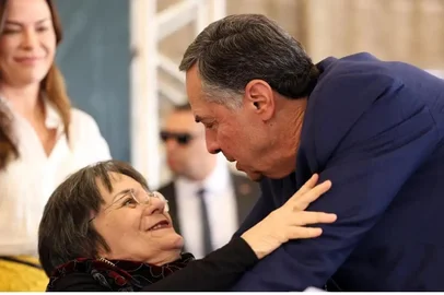 Maria da Penha autografou um de seus livros para o Ministro do STF em audiência nesta terça-feira (7).