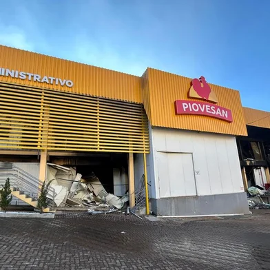 Após mais de 15h, Bombeiros controlam fogo que atingiu frigorífico no norte do RS<!-- NICAID(15851216) -->
