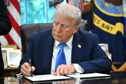 US President Donald Trump signs an executive order in the Oval Office at the White House in Washington, DC, on September 19, 2025. US President Donald Trump on Friday signed an executive order creating a "gold card" residency progam for a fee of $1 million for individuals and $2 million for sponsorships by corporations. "I think it's going to be tremendously successful," Trump told journalists. (Photo by Mandel NGAN / AFP)Editoria: POLLocal: WashingtonIndexador: MANDEL NGANSecao: politics (general)Fonte: AFPFotógrafo: STF<!-- NICAID(16129059) -->