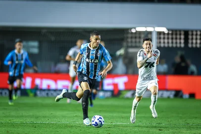 RS - FUTEBOL/CAMPEONATO BRASILEIRO 2025/GREMIO X SANTOS  - ESPORTES - Lance da partida entre Gremio e Santos disputada na noite desta quarta-feira, na Vila Belmiro, em Santos, em partida valida pela Campeonato Brasileiro 2025. FOTO: LUCAS UEBEL/GREMIO FBPA<!-- NICAID(16137554) -->