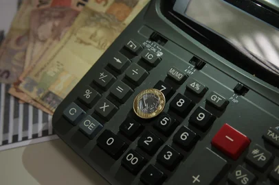 Economia, Moeda, Real,Dinheiro, CalculadoraEconomia, Moeda, Real,Dinheiro, CalculadoraLocal: BrasÃ­liaIndexador: Marcello Casal JrAgÃªncia BrasilFonte: AgÃªncia Brasil/Empresa Brasil dFotógrafo: Reporter Fotografico<!-- NICAID(15483211) -->