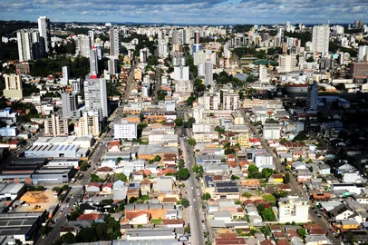 CAXIAS DO SUL, RS, BRASIL, 20/02/2024. 34ª Festa Nacional da Uva no Parque Mário Bernardino Ramos (Pavilhões da Festa da Uva). Passeio de helicóptero. Vistas aéreas de Caxias do Sul. (Porthus Junior/Agência RBS)<!-- NICAID(15685695) -->