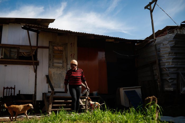 Iniciativa promove a construção de fogões campeiros para beneficiar quem sofre com o preço do gás