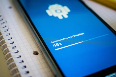 Imagem que representa a atualização do sistema operacional iOS, presente em celulares do tipo android.<!-- NICAID(15187554) -->