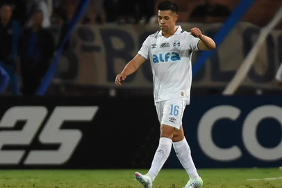 Gremio's Chilean forward #16 Alexander Aravena celebrates scoring his team's second goal during the Copa Sudamericana group stage football match between Argentina's Godoy Cruz and Brazil's Gremio at the Malvinas Argentinas stadium in Mendoza, Argentina, on April 24, 2025. (Photo by Andres LARROVERE / AFP)Editoria: SPOLocal: MendozaIndexador: ANDRES LARROVERESecao: soccerFonte: AFPFotógrafo: STR<!-- NICAID(16023934) -->