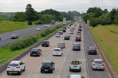 Trânsito se intensifica na freeway<!-- NICAID(16172899) -->