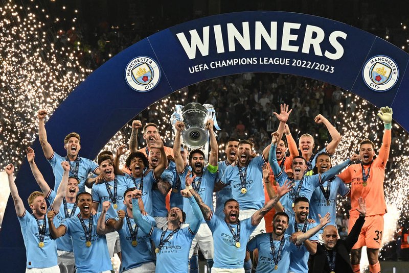 Manchester City's German midfielder #8 Ilkay Gundogan holds aloft the European Cup trophy as they celebrate winning the UEFA Champions League final football match between Inter Milan and Manchester City at the Ataturk Olympic Stadium in Istanbul, on June 10, 2023. Manchester City won the match 1-0. (Photo by Paul ELLIS / AFP)Editoria: SPOLocal: IstanbulIndexador: PAUL ELLISSecao: soccerFonte: AFPFotógrafo: STF<!-- NICAID(15453019) -->