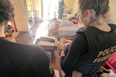 Policiais cumprem mandados contra empresas suspeitas de lavarem dinheiro do contrabando no Chuí, no sul do Estado<!-- NICAID(15260597) -->