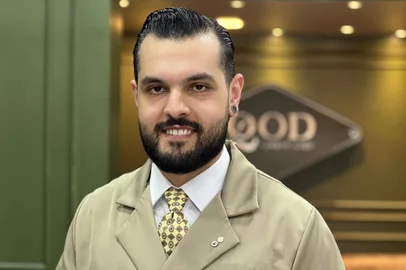 Ana Paula Steffens / Divulgação Gabriel Veronezi na sua barbearia<!-- NICAID(16378051) -->