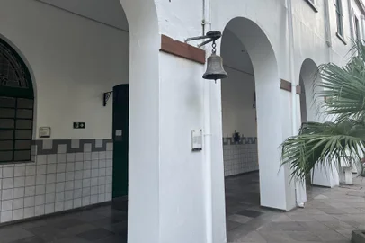 Sino no pátio dos prédios mais antigos Santa Casa de POA<!-- NICAID(15438133) -->